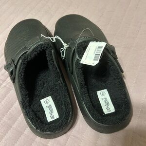 NWT lined croc style shoes
